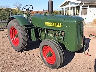 Veterantraktor - Munktells - 20. 1948. Råolja. Vevstart. 24 v, ej inkopplat. Tändkula. Instrumentbrä...